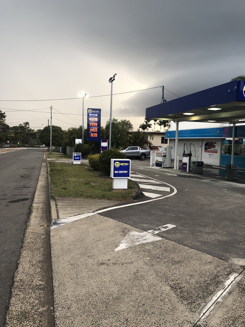 Metro petroleum clontarf | gas station | 267 Elizabeth Ave, Clontarf QLD 4019, Australia | 1300888800 OR +61 1300 888 800