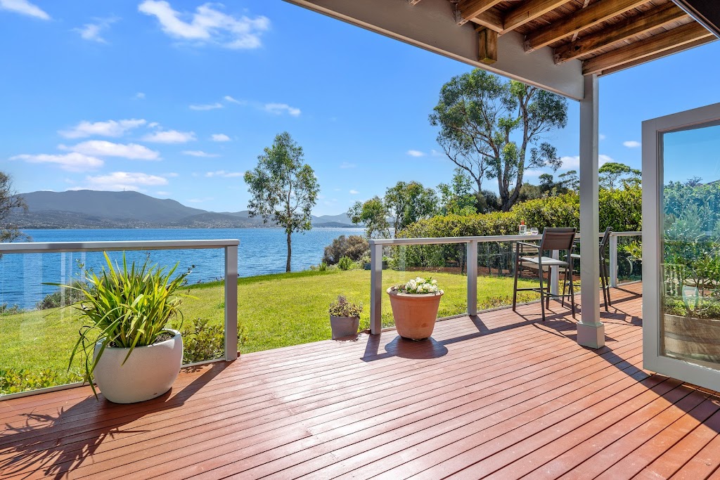 "Casa Con Vista" Luxury Waterfront Home, Sleeps 10 | 199A Tranmere Rd, Tranmere TAS 7018, Australia | Phone: (03) 6146 4402