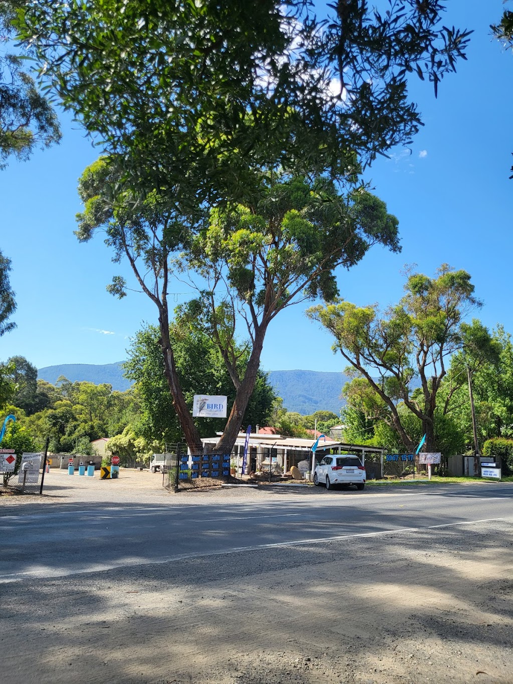 Bird in a Garden, Landscape and Garden Supplies. | 2687 Warburton Hwy, Yarra Junction VIC 3799, Australia | Phone: (03) 5967 1517