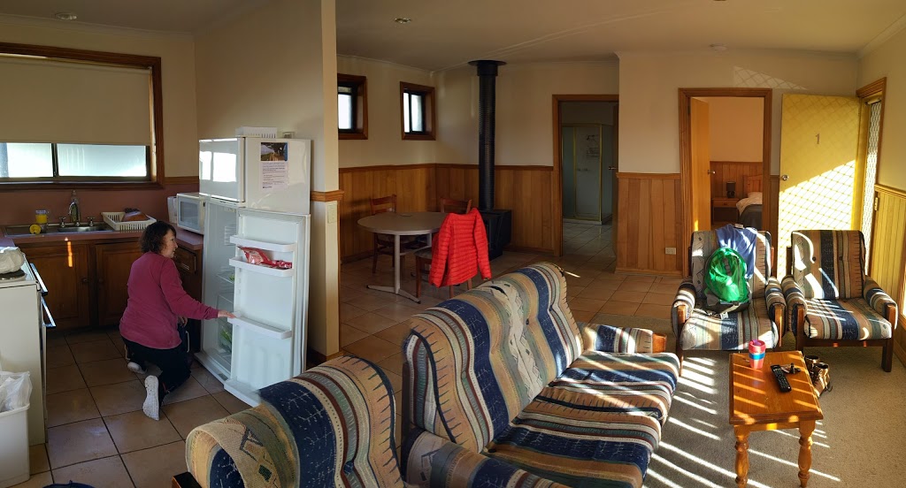 Apollo Bay Backpackers Lodge | lodging | 23 Pascoe St, Apollo Bay VIC 3233, Australia | 0352377850 OR +61 3 5237 7850