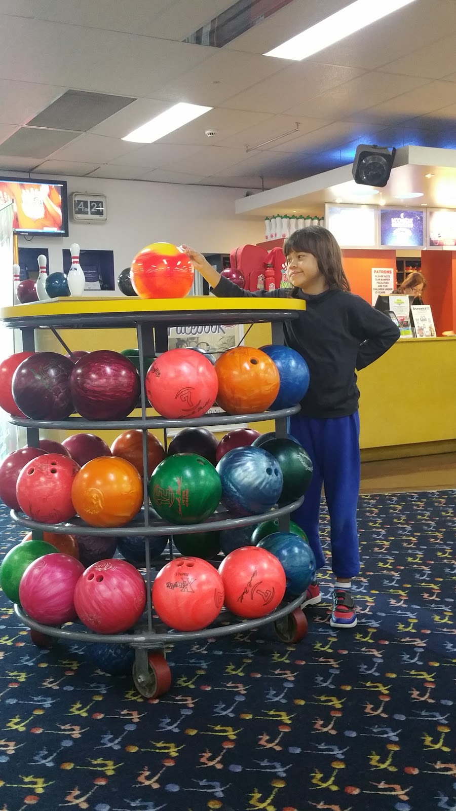 Campbelltown City Bowl | bowling alley | 11 Hollylea Rd, Leumeah NSW 2560, Australia | 0246255222 OR +61 2 4625 5222