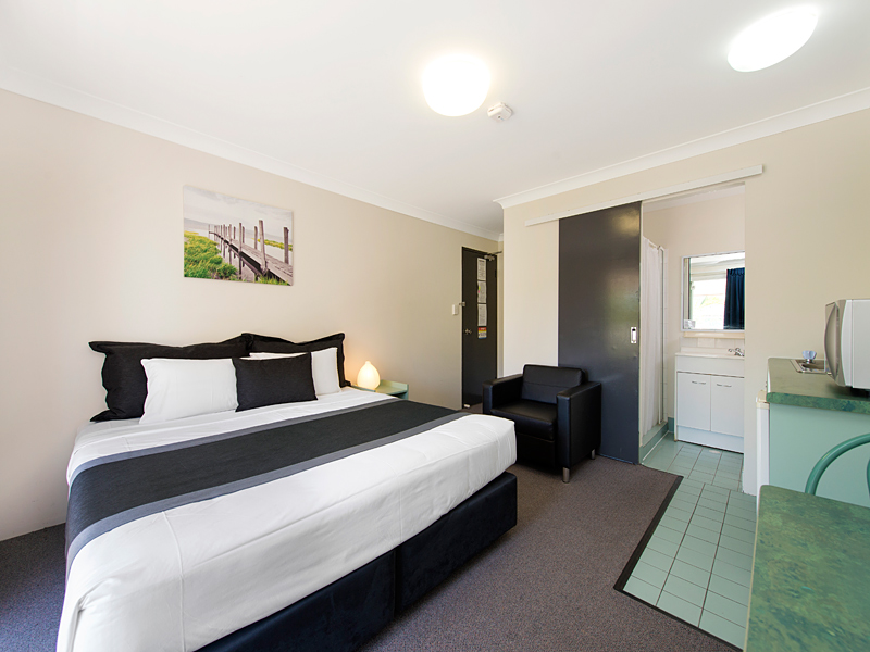 Chermside Court Motel | lodging | 105 Farnell St, Chermside QLD 4032, Australia | 0733593988 OR +61 7 3359 3988