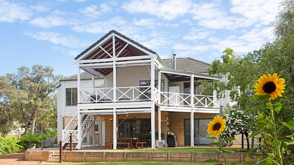 Quindalup Beach Quarters | lodging | 8 Robbies Cl, Quindalup WA 6281, Australia | 0897553644 OR +61 8 9755 3644