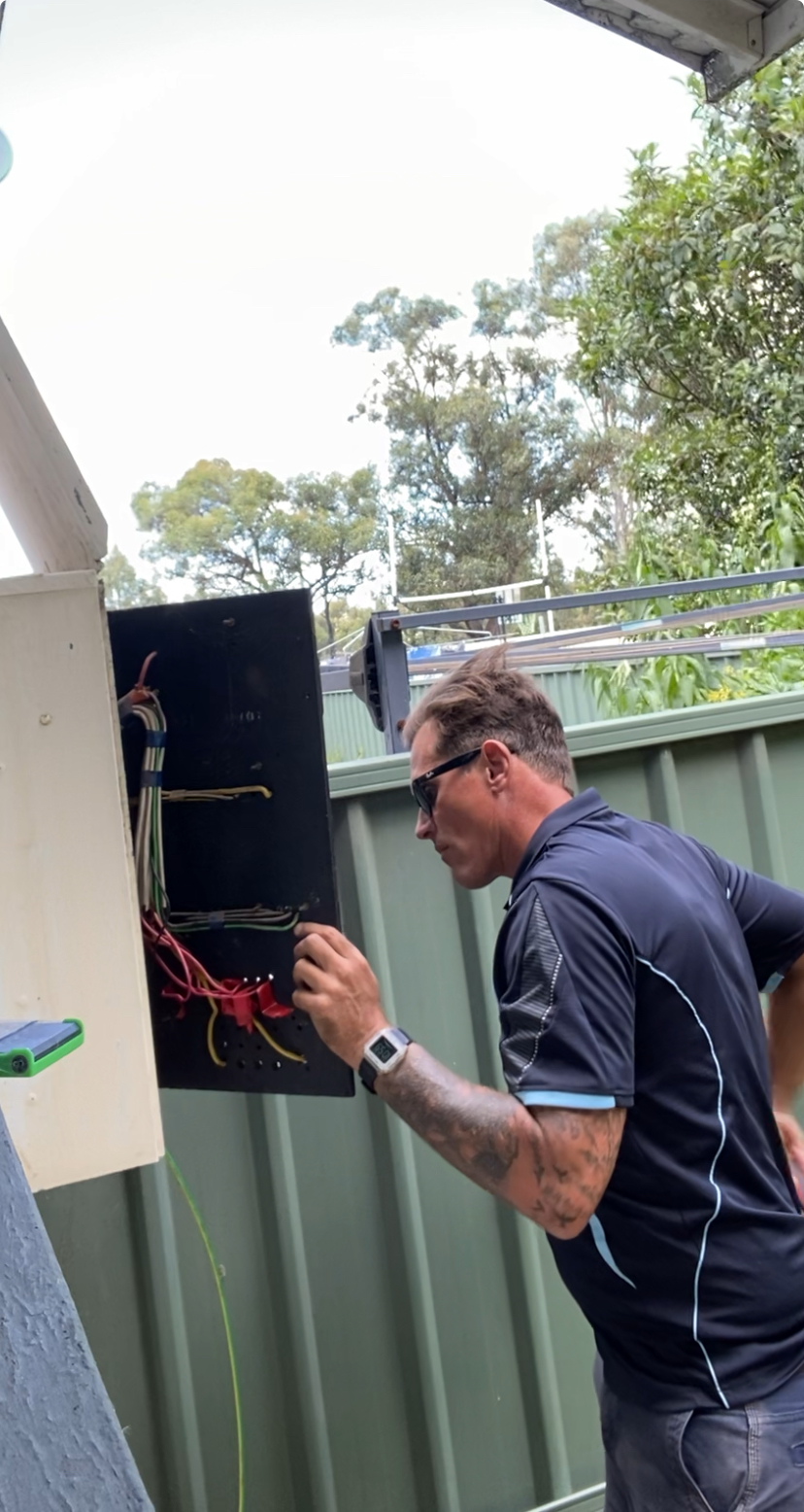 Mitchell Electric - Electrician Newcastle 24/7 Emergency Repairs | 35 Apple St, Fern Bay NSW 2295, Australia | Phone: 0447 651 861