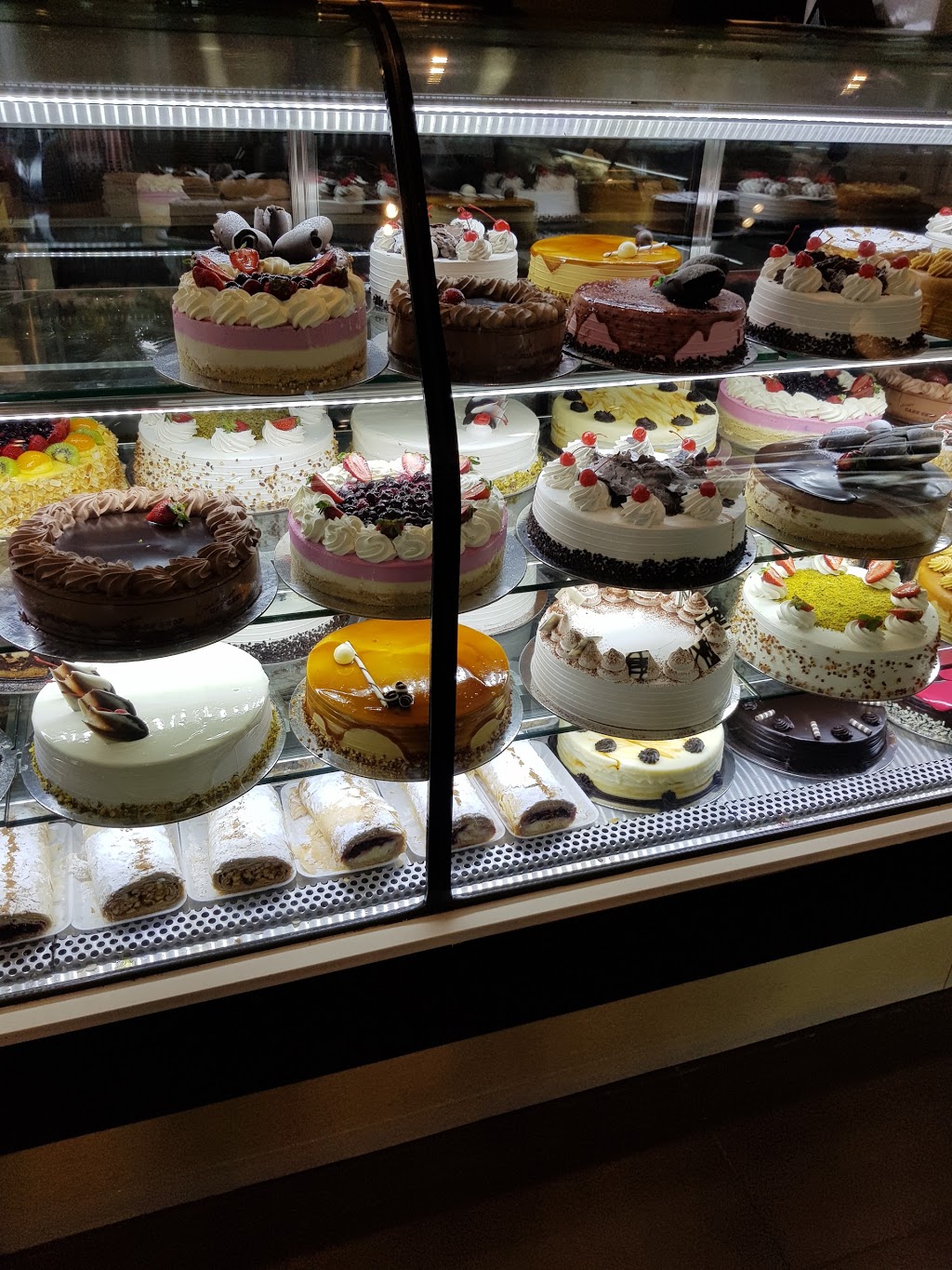 Sergios Cake Shop | bakery | 355 Waterloo Rd, Greenacre NSW 2190, Australia | 0297588777 OR +61 2 9758 8777
