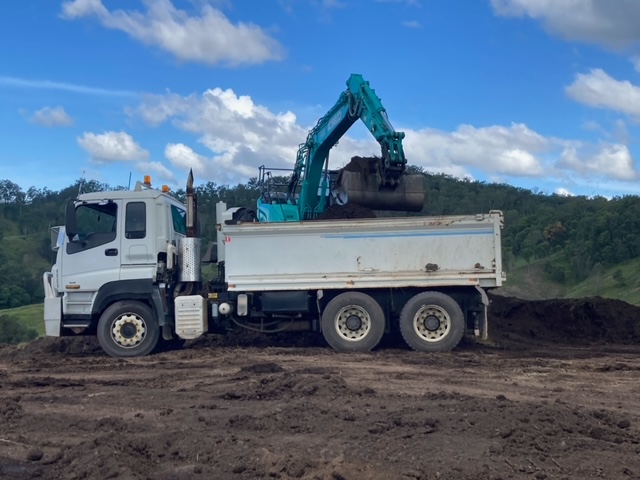 Izzco Tippers | 1037 Laceys Creek Rd, Laceys Creek QLD 4521, Australia | Phone: 0400 789 766